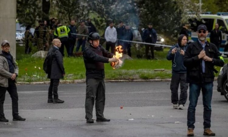 انتقادات لـ السويد بسبب سماحها للمتظاهرين لحرق نسخة من القرآن الكريم!