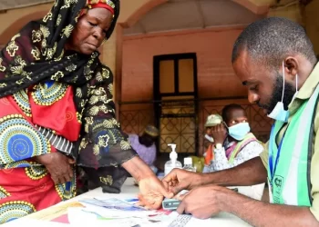 النيجيريون يصوتون لانتخاب رئيس جديد ، مع ظهور تأخيرات في بعض مراكز الاقتراع