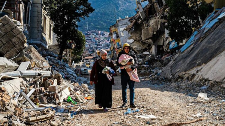 Turkish woman extracted alive after a week. UN says more than 50,000 dead, while Syria suffer