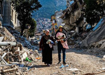 انتشال امرأة تركية على قيد الحياة بعد أسبوع ، و أكثر من 50 ألف قتيل بحسب الأمم المتحدة