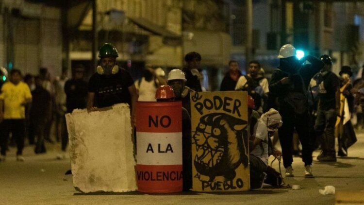 Peru: Anti-government protesters clash with police