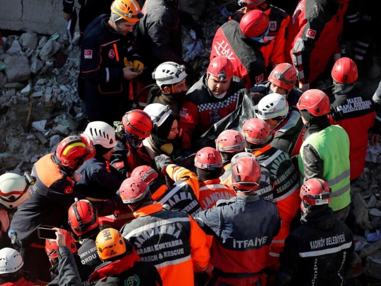 نجاة سيدتان بعد أيام تحت أنقاض الزلزال حيث بلغ عدد القتلى 24150