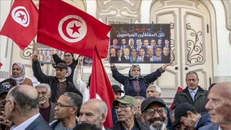 A vigil for the families of imprisoned politicians in Tunisia and a solidarity breakfast near the prison
