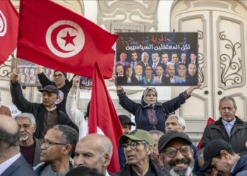وقفة لعائلات السياسيين المسجونين في تونس وإفطار تضامني قرب السجن