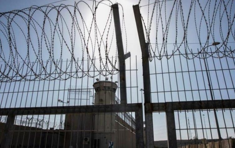 في بيان سُرب من داخل سجون الاحتلال.. الأسرى الفلسطينيون يعلنون إضرابا في أول أيام رمضان