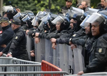 السلطات التونسية تعتقل زعيم نقابي وسعيد يوسع حملة القمع