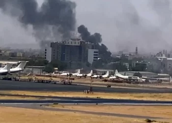 اشتباكات وانفجارات وغموض.. المواجهات بين الجيش والدعم السريع تدخل يومها الثاني في السودان