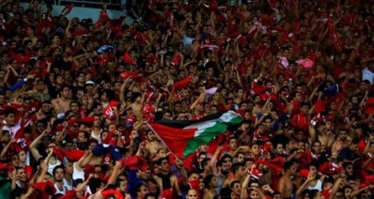 القبض على شاب لرفعه علم فلسطين في مباراة الأهلي والرجاء