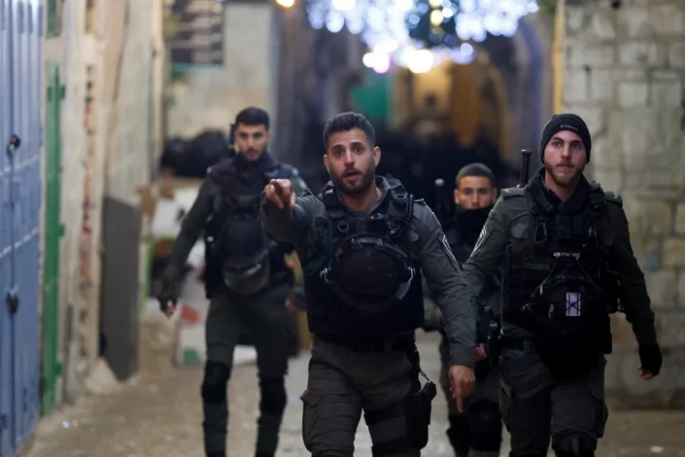 A martyr at Al-Aqsa, closing the mosque's doors, and attacking worshipers