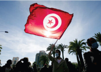 على شفا الإفلاس ، تنزلق تونس نحو الاستبداد