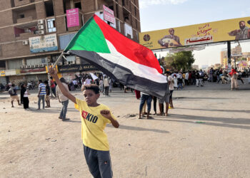 السودان……. نحو 100 قتيل في الاشتباكات و3 رؤساء أفارقة منتظرون بالخرطوم للتوفيق بين الفرقاء