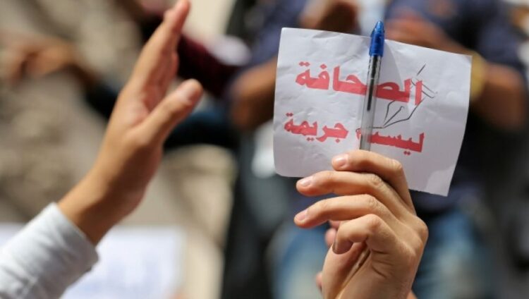 ميدل ايست مونيتور: الصحافة "جريمة" في مصر، اقلام وكاميرات خلف القضبان