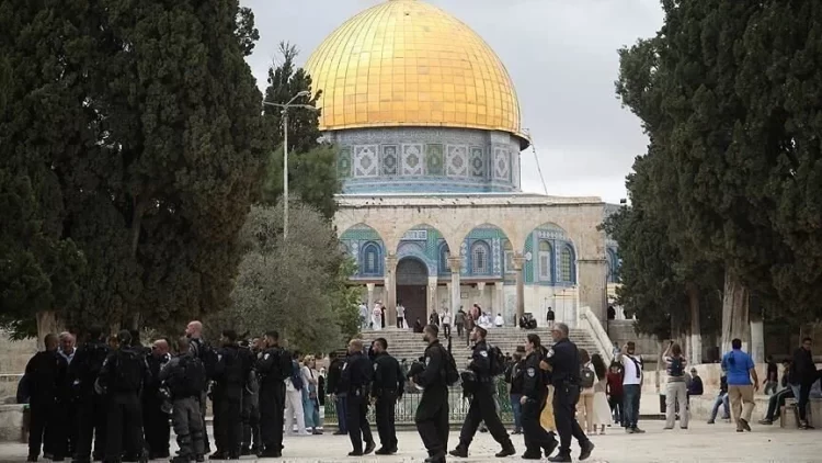 Dozens of settlers storm Al-Aqsa Mosque under the protection of the occupation forces