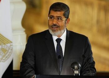 محمد مرسي. أول رئيس مصري منتخب ديمقراطيا يموت محبوسا