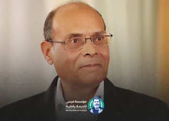 الديمقراطية العربية التي يجب أن نبني الأول: تواصل الاستبداد – أكان علمانيًا أم دينيًا- بتشبِيبه وتأقلمه واستعماله المحكم تقنيات التضليل والمراقبة، مما يعني تواصل الوضع الكارثيّ للشعوب والدول. الثاني: صراع مُتزايد الحدّة والوتيرة بين الثورات والثورات المضادّة، مما ستنتج عنه حالة من الفوضى قد تصل لمصافّ الانتحار الجماعي للمجتمع والدولة (السودان والصومال إنذارًا). الثالث: نجاح المشروع الديمقراطي في التمكن والبقاء والتطور. لقائل أن يقول أين الإسلام السياسي في هذه السيناريوهات التي تلغي وجوده، والحال أنه اليوم المنتصر في سوريا، المقاوم في غزة، والمستعدّ للعودة في أكثر من بلد بعد الفشل المخزي للثّورات المضادّة؟ قناعتي أن تيارًا منه سيعود لجولة استبدادية عبثية جديدة؛ لأنه سيواجه بمقاومة المكوّن الثابت الآخر للمجتمع؛ أي المكون العلماني، وأن تيارًا آخرَ سينخرط في المشروع الديمقراطي ليثريه وينعشه بالقيم المتجذرّة في ثقافة المجتمع. مما يعني أننا لن نخرج، حتى بإقحام الإسلام السياسي، من السيناريوهات الثلاثة. أي من هذه السيناريوهات سيتحقق؟ رغم استحالة التنبّؤ، هناك احتمالات محدودة قد تكون هي مصيرنا. يمكن أن تتجاور داخل الفضاء العربي – بغض النظر عن الحدود- مناطقُ يحكمها الاستبداد، ومناطق سيدتها الفوضى المدمرة، أو مناطق فوضى، ومناطق تحكمها ديمقراطية متفاوتة النجاح، أو واحات ديمقراطية بجانب قلاع استبدادية، أو مناطق فوضى فظيعة بجانب مناطق فوضى أفظع. ما علّمنا التاريخ، هو أن المستقبل قلّما يتمخّض عما نأمل، أو عما نخشى، والعادة أنه يتمخّض عما يفاجئنا ولم نتوقعه لحظة. لكن الثابت أنه لا شيءَ مقدرًا أو مكتوبًا، فانتصار الديمقراطية -ونهاية التاريخ حسب فوكو ياما- ليس أكثر حتمية من انتصار الشيوعية، كما كانت قناعة الماركسيين في القرن العشرين. وفي نفس الوقت لا شيء يمنع من هذا الانتصار. السؤال هو: لماذا يجب أن نتشبّث بهذا الخيار رغم ما يعاني في عالَمنا المعاصر من أزمات، وما شروط ثباته ثبات البذرة الطيبة في أرض قاحلة وجفاف مخيف؟ لنبدأ بالتأكد من وجود تصوّر جامع للديمقراطيين العرب، إذ كيف نناضل من أجل شيء مبهم أو غير متّفق على أبجدياته. للبتّ في فهم مشترك للديمقراطية، عقد المجلس العربي مؤتمرًا في سراييفو في أكتوبر/ تشرين الأوَّل 2024، ناقشَ فيه أكثر من مئة من السياسيين والمثقّفين والإعلاميين من مختلف الأجيال، ورقةً تحضيريةً أعدتها قيادة المجلس، وانتهوا بعد ثلاثة أيام بالاتفاق على تصوُّر ضُمّن في وثيقة سُمّيت العهد الديمقراطي العربي (موجودة على موقع المجلس). إنها الوثيقة التأسيسية لشبكة الديمقراطيين العرب، وخارطة الطريق لنضالات الأجيال المقبلة، وتبدأ بالعودة إلى أهمّ سؤال: لماذا الإصرار على الديمقراطية وهي اليوم كاليتيم على مأدبة اللئام؟ تُختزل الديمقراطية عند أغلب الناس في الحريات الفردية والحريات العامة والقضاء المستقل والانتخابات الحرة والنزيهة. لكن هذه وسائل وآليات الديمقراطية وليست لبّها وهدفها. أحسن مدخل لفهم هدفها هو تصوّر غيابها المطلق، كما هو الحال في أقسى الدكتاتوريات: النظام السوري الأسدي نموذجًا. الظاهرة الأساسية في كل مجتمع منكوب بمثل هذا النظام: خوف المجتمع من الدولة، وخوف الدولة من المجتمع. إنه خوف المحكومين من الحيطان التي لها آذان، من زوّار الفجر، من مراكز الشرطة، من غرف التعذيب، من السجون والمنافي. إنه خوف الحكام من المؤامرات الصامتة، من الثورات الصاخبة، من اكتشاف فضائحهم وجرائمهم ربما الخوف الأكبر اكتشاف أنهم ليسوا أشخاصًا استثنائيين كما يدعون، وإنما أشخاص عاديون وأحيانًا حتى أقل من العاديين. هذا الخوف العام هو أبرز مظاهر الحرب الصامتة والمتفجرة دوريًا بين الدولة والمجتمع في شكل انقلابات وثورات. أما السبب الأول، فمصادرة شخص أو عصابة، مدنية أو عسكرية، طائفية أو أيديولوجية، الثروةَ والسلطة والاعتبار، بالعنف والإذلال والحكم على الأغلبية بالعيش على فتات هذه الثلاثية في ظلّ الخوف والمذلّة. لهذا يقول العهد الديمقراطي: "الديمقراطية ليست فقط نظام حكم، بل هي عملية تحرير شاملة من الخوف والإذلال الجماعي". إن عبقرية الديمقراطية في قدرتها على تحرير الحاكم من ضرورة التخويف والإذلال للبقاء في الحكم وحتى على قيد الحياة. هي أيضًا في تحرير المحكوم من ضرورة الخنوع للخوف والمذلة لمواصلة العيش التعيس. لا يحدث هذا بإلغاء سبب الحرب الأهلية الصامتة، حيث لا قدرة لأحد بين عشية وضحاها على توزيع عادل للثروة والسلطة والاعتبار، وإنما بقدرة الديمقراطية على نقل الصراع من العنف الجسدي إلى العنف الرمزي. هكذا تنظم آلياتُها الأربع المعروفة الصراع السلمي بين جيوش رمزية هي الأحزاب السياسية والسلاح هو الكلمات لا اللكمات. تأتي الانتخابات الحرة والنزيهة للتداول السلمي على السلطة كمعركة تفصل مرحليًا بين المتنازعين فيعلَن منتصرًا من صفف أكبر عدد ممكن من الجنود على ساحة المعركة. بعد إعلان الفوز يُتوج الفائز الجديد وينصرف القديم إلى بيته محافظًا على رأسه. لا يبقى على المهزومين إلا قبول وضع يعرفونه مؤقتًا؛ لأن اللعب مفتوح، وثمة دومًا أمل بالانتصار في المعركة السلمية المقبلة. من أحوج منا -نحن العرب- لمثل هذا النظام لكي ننتهي من الصراع الدموي على السلطة الذي نعاني منه منذ معركة الجمل، حتى يعيش الحكام بلا خوف من المحكومين، والمحكومون بلا خوف من الحكام، حتى ننهي حربًا أزلية بين دولة قامعة ومجتمع مقموع، لا انتصار فيها إلا وكان عابرًا باهظ الثمن للجميع؟ لقائل أن يقول: بهذا المفهوم كل المجتمعات بحاجة لنَفَس الديمقراطية كما هي بحاجة لنفس الهواء النقي والغذاء الكافي، فما الداعي لإضافة "العربي" لتوصيف العهد؟ هل للتعريف الجغرافي أم لإفراغ المصطلح من فحواه، كما حدث من قبل بتسميات من نوع: ديمقراطية اشتراكية، وديمقراطية مسؤولة، وديمقراطية شعبية؟ لا هذا ولا ذاك. نحن – العرب- بحاجة ككل الشعوب للديمقراطية، لكن لنا فيها بحكم وضعنا الكارثي أربعة مآرب أخرى، هي أيضًا الشروط الأساسية لنجاحها وبقائها. لماذا ديمقراطية اجتماعية؟ كان ولا يزال مدخل الانقلابيين والشعبويين للإطاحة بكل الأنظمة الديمقراطية الجنينية، هو السخرية من الحريات التي لا تسمن ولا تغني من جوع، والوعد بتحقيق الرفاهية الاقتصادية والعدالة الاجتماعية. النتيجة – كما جرّبنا على امتداد سبعين سنة في أكثر من بلد- هي مصادرة الحرية دون تحقيق العدالة، أكانت سياسية أم اجتماعية. هكذا تعلمنا من تجربة المعارضة والحكم، أن ديمقراطية لا تحمل في طياتها التقدم الاقتصادي والعدالة الاجتماعية، هي مجرد فاصل بين جولتين استبداديتين. لذلك يقول العهد الديمقراطي: "نحن ندرك من خلال التجربة في أكثر من بلد عربي أن الديمقراطية التي تركز فقط على شكل النظام السياسي، والمهووسة بفكرة الحرية، كما تروّج لها الأنظمة الليبرالية الغربية، لا حظوظ لها في ربح معركة العقول والقلوب في منطقتنا. أولوية الأولويات بالنسبة لنا، هي الخروج من الفقر، والتصدي للفساد، وبناء التنمية المستدامة، وتحقيق العدالة في توزيع الثروة الجماعية". لماذا ديمقراطية اتحادية؟ إن الأزمة السياسية الخانقة في بلداننا، ليست فقط أزمة النظام السياسي وإنما أزمة الدولة القُطرية، فباستثناء أربع دول بترولية، لا قدرة لثماني عشرة دولة عربية أخرى على تلبية الحاجيات الاقتصادية لأغلبية سكانها، حتى ولو حكمتها أحسن الأنظمة وأقلها فسادًا. هذا ما فهمه باكرًا الوحدويون والقوميون العرب، لكن ما لم يفهموه أن النظم الاستبدادية التي يقدّسون لا تتّحد، والدليل صراع البعثيين الذين حكموا سوريا، والعراق في سبعينيات القرن الماضي. النموذج المعاكس هو قدرة الأوروبيين على بناء الاتحاد الأوروبي بعد انهيار الدكتاتوريات الشيوعية والنازية والفاشية، وحكم فرانكو في إسبانيا. لهذا يقول العهد :"نحن أمة عظيمة، فخورة بتاريخها وهويتها وحضارتها العريقة ومساهمتها في تاريخ البشرية. لكننا اليوم نشهد في عجز تام التنكيل بالشعب الفلسطيني، أشجع شعوبنا، نتيجة تفرّق الأمة إلى اثنتين وعشرين دولة ضعيفة، تابعة، ومتناحرة، عاجزة عن التعاون حتى في أبسط المجالات، فما بالك بتشكيل وحدة صلبة تستطيع حماية الأمن القومي للأمة أو لشعب من شعوبها. هذا العجز سببه طبيعة الأنظمة الاستبدادية التي لا تتحد فيما بينها أبدًا، بل تتنازع على النفوذ. لذا نرى أن الديمقراطية، كما أثبتت تجربة الاتحاد الأوروبي، هي السبيل الوحيد لبناء اتحاد الشعوب العربية الحرة والدول المستقلة، القادر وحدَه على الدفاع عن مصالحنا وحقوقنا المشروعة". لماذا ديمقراطية سيادية؟ المستبدون في العالم العربي تبّع، يدينون ببقائهم في السلطة لتبعيتهم لهذه الدولة الخارجية، أو تلك، ومنها دول غير غربية مثل إيران، أو روسيا، وإسرائيل. الديمقراطية، إذن، ليست الضمان الأكبر لتمتُّعنا بالحريات الفردية والجماعية فقط، وإنما أيضًا بالاستقلال الوطني الذي أصبح في ظل تبعية الاستبداد مجرد شعار أفرغ من كل مضمون. لهذا يقول العهد الديمقراطي: "نرى في الديمقراطية، ليس فقط وسيلة للتحرّر من الاستعمار الداخلي الذي هو الاستبداد، بل امتدادًا لمعارك الاستقلال الأول التي خاضها آباؤنا وأجدادنا. هدفنا هو تحقيق السيادة الحقيقية، وقطع كل أشكال التبعية المهينة، حيث إن الاستبداد ليس إلا وكيلًا ووريثًا للاستعمار". لماذا ديمقراطية مواطنية؟ لأنها الشرط الضروري للعيش المشترك في مجتمع سليم وفعّال. هذه المواطنية التي يجب أن تفرضها الدولة الديمقراطية وتتعهدها عادات وتقاليد وثقافة المجتمع، هي في نفس الوقت حق وواجب. أما الحق فهو مساواة كل أفراد المجتمع أمام القانون فلا فضل لرجل على امرأة، لغني على فقير، لطائفة على طائفة… إلخ، في التمتُّع بكل الحقوق التي ضمنها الإعلان العالمي، وأساسًا الحرية والكرامة والعدالة الاجتماعية. أما الواجب فضرورة اضطلاع تلقائي حرّ لكل الأفراد بمسؤولياتهم تجاه الآخرين. هكذا يمكن أن نعرّف المواطنية بأنها المواقف والتصرفات لأشخاص أحرار يتمتعون بكل حقوقهم، لا يتخلون عن أي منها مهما سُلط عليهم من قمع، ويضطلعون بمسؤولياتهم تلقائيًا دون أدنى إكراه. مجمل القول: أن تكون اليوم مواطنيًا أي وريثًا عنيدًا لحُلم الحقوقيين بمجتمع كل أفراده يتمتعون بنفس الحقوق ويضطلعون بنفس الواجبات، لا مدخل اليوم غير الديمقراطية، كما عرّفها العهد الديمقراطي العربي. أن تكون تقدميًا اشتراكيًا، وريثًا عنيدًا لحُلم العدالة الاجتماعية، لا مدخل اليوم غير الديمقراطية، كما عرّفها العهد الديمقراطي العربي. أن تكون سياديًا استقلاليًا، وريثًا عنيدًا لحُلم الآباء والأجداد بدولة غير مستعمرة غير تابعة، غير "محمية"، لا مدخل اليوم غير الديمقراطية، كما عرّفها العهد الديمقراطي العربي. أن تكون عروبيًا وحدويًا وريثًا عنيدًا لحُلم أمة عربية واحدة ذات رسالة إنسانية خالدة، لا مدخل اليوم غير الديمقراطية، كما عرّفها العهد الديمقراطي العربي. خلاصة الخلاصة: لا أمل لهذه الأمة في مستقبل واعد إلا إن استطاعت بناء ثلاثية العهد الديمقراطي العربي: دول قانون ومؤسسات، شعوب من المواطنين، اتحاد شعوب حرة ودول مستقلة، والأداة الوحيدة القادرة على تحقيق المشروع العظيم: (ديمقراطية اجتماعية، اتحادية، سيادية، مواطنية). لقائل أن يقول: مشروع جميل لكن ما حظوظه من التحقيق، خاصة في ظل انحسار الديمقراطية في العالم والتهاب الشعبوية في كل مكان، ومتانة الأنظمة الاستبدادية التي قد تشكل الثورة التكنولوجية طوق نجاتها بما توفر من إمكانات غير مسبوقة للتحكم في العقول وفي الأجساد؟ هذا ما يحملنا للتحول من مستوى التنظير إلى المستوى العملي. لكي ينجح أي مشروع سياسي عظيم، لا بدّ من قوى اجتماعية وازنة تجد فيه ضالتها ومن مناضلين صادقين يجاهدون طوال حياتهم لفرضه وسياسيين حكيمين يفعلون كل ما في وسعهم لتعهده وحمايته. أين نحن من هذه الشروط الموضوعية التي قد تعطي للديمقراطية العربية -كما حددها العهد- بعضَ حظوظ الفوز في سباقها مع الاستبداد المخيف والفوضى المرعبة؟ وللحديث بقية