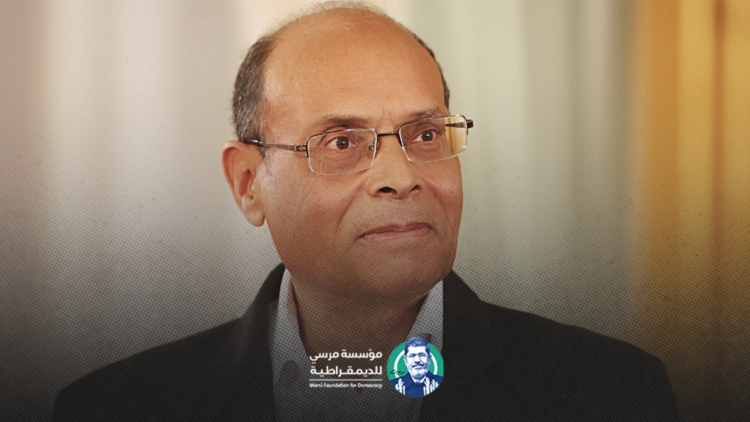 الديمقراطية العربية التي يجب أن نبني الأول: تواصل الاستبداد – أكان علمانيًا أم دينيًا- بتشبِيبه وتأقلمه واستعماله المحكم تقنيات التضليل والمراقبة، مما يعني تواصل الوضع الكارثيّ للشعوب والدول. الثاني: صراع مُتزايد الحدّة والوتيرة بين الثورات والثورات المضادّة، مما ستنتج عنه حالة من الفوضى قد تصل لمصافّ الانتحار الجماعي للمجتمع والدولة (السودان والصومال إنذارًا). الثالث: نجاح المشروع الديمقراطي في التمكن والبقاء والتطور. لقائل أن يقول أين الإسلام السياسي في هذه السيناريوهات التي تلغي وجوده، والحال أنه اليوم المنتصر في سوريا، المقاوم في غزة، والمستعدّ للعودة في أكثر من بلد بعد الفشل المخزي للثّورات المضادّة؟ قناعتي أن تيارًا منه سيعود لجولة استبدادية عبثية جديدة؛ لأنه سيواجه بمقاومة المكوّن الثابت الآخر للمجتمع؛ أي المكون العلماني، وأن تيارًا آخرَ سينخرط في المشروع الديمقراطي ليثريه وينعشه بالقيم المتجذرّة في ثقافة المجتمع. مما يعني أننا لن نخرج، حتى بإقحام الإسلام السياسي، من السيناريوهات الثلاثة. أي من هذه السيناريوهات سيتحقق؟ رغم استحالة التنبّؤ، هناك احتمالات محدودة قد تكون هي مصيرنا. يمكن أن تتجاور داخل الفضاء العربي – بغض النظر عن الحدود- مناطقُ يحكمها الاستبداد، ومناطق سيدتها الفوضى المدمرة، أو مناطق فوضى، ومناطق تحكمها ديمقراطية متفاوتة النجاح، أو واحات ديمقراطية بجانب قلاع استبدادية، أو مناطق فوضى فظيعة بجانب مناطق فوضى أفظع. ما علّمنا التاريخ، هو أن المستقبل قلّما يتمخّض عما نأمل، أو عما نخشى، والعادة أنه يتمخّض عما يفاجئنا ولم نتوقعه لحظة. لكن الثابت أنه لا شيءَ مقدرًا أو مكتوبًا، فانتصار الديمقراطية -ونهاية التاريخ حسب فوكو ياما- ليس أكثر حتمية من انتصار الشيوعية، كما كانت قناعة الماركسيين في القرن العشرين. وفي نفس الوقت لا شيء يمنع من هذا الانتصار. السؤال هو: لماذا يجب أن نتشبّث بهذا الخيار رغم ما يعاني في عالَمنا المعاصر من أزمات، وما شروط ثباته ثبات البذرة الطيبة في أرض قاحلة وجفاف مخيف؟ لنبدأ بالتأكد من وجود تصوّر جامع للديمقراطيين العرب، إذ كيف نناضل من أجل شيء مبهم أو غير متّفق على أبجدياته. للبتّ في فهم مشترك للديمقراطية، عقد المجلس العربي مؤتمرًا في سراييفو في أكتوبر/ تشرين الأوَّل 2024، ناقشَ فيه أكثر من مئة من السياسيين والمثقّفين والإعلاميين من مختلف الأجيال، ورقةً تحضيريةً أعدتها قيادة المجلس، وانتهوا بعد ثلاثة أيام بالاتفاق على تصوُّر ضُمّن في وثيقة سُمّيت العهد الديمقراطي العربي (موجودة على موقع المجلس). إنها الوثيقة التأسيسية لشبكة الديمقراطيين العرب، وخارطة الطريق لنضالات الأجيال المقبلة، وتبدأ بالعودة إلى أهمّ سؤال: لماذا الإصرار على الديمقراطية وهي اليوم كاليتيم على مأدبة اللئام؟ تُختزل الديمقراطية عند أغلب الناس في الحريات الفردية والحريات العامة والقضاء المستقل والانتخابات الحرة والنزيهة. لكن هذه وسائل وآليات الديمقراطية وليست لبّها وهدفها. أحسن مدخل لفهم هدفها هو تصوّر غيابها المطلق، كما هو الحال في أقسى الدكتاتوريات: النظام السوري الأسدي نموذجًا. الظاهرة الأساسية في كل مجتمع منكوب بمثل هذا النظام: خوف المجتمع من الدولة، وخوف الدولة من المجتمع. إنه خوف المحكومين من الحيطان التي لها آذان، من زوّار الفجر، من مراكز الشرطة، من غرف التعذيب، من السجون والمنافي. إنه خوف الحكام من المؤامرات الصامتة، من الثورات الصاخبة، من اكتشاف فضائحهم وجرائمهم ربما الخوف الأكبر اكتشاف أنهم ليسوا أشخاصًا استثنائيين كما يدعون، وإنما أشخاص عاديون وأحيانًا حتى أقل من العاديين. هذا الخوف العام هو أبرز مظاهر الحرب الصامتة والمتفجرة دوريًا بين الدولة والمجتمع في شكل انقلابات وثورات. أما السبب الأول، فمصادرة شخص أو عصابة، مدنية أو عسكرية، طائفية أو أيديولوجية، الثروةَ والسلطة والاعتبار، بالعنف والإذلال والحكم على الأغلبية بالعيش على فتات هذه الثلاثية في ظلّ الخوف والمذلّة. لهذا يقول العهد الديمقراطي: "الديمقراطية ليست فقط نظام حكم، بل هي عملية تحرير شاملة من الخوف والإذلال الجماعي". إن عبقرية الديمقراطية في قدرتها على تحرير الحاكم من ضرورة التخويف والإذلال للبقاء في الحكم وحتى على قيد الحياة. هي أيضًا في تحرير المحكوم من ضرورة الخنوع للخوف والمذلة لمواصلة العيش التعيس. لا يحدث هذا بإلغاء سبب الحرب الأهلية الصامتة، حيث لا قدرة لأحد بين عشية وضحاها على توزيع عادل للثروة والسلطة والاعتبار، وإنما بقدرة الديمقراطية على نقل الصراع من العنف الجسدي إلى العنف الرمزي. هكذا تنظم آلياتُها الأربع المعروفة الصراع السلمي بين جيوش رمزية هي الأحزاب السياسية والسلاح هو الكلمات لا اللكمات. تأتي الانتخابات الحرة والنزيهة للتداول السلمي على السلطة كمعركة تفصل مرحليًا بين المتنازعين فيعلَن منتصرًا من صفف أكبر عدد ممكن من الجنود على ساحة المعركة. بعد إعلان الفوز يُتوج الفائز الجديد وينصرف القديم إلى بيته محافظًا على رأسه. لا يبقى على المهزومين إلا قبول وضع يعرفونه مؤقتًا؛ لأن اللعب مفتوح، وثمة دومًا أمل بالانتصار في المعركة السلمية المقبلة. من أحوج منا -نحن العرب- لمثل هذا النظام لكي ننتهي من الصراع الدموي على السلطة الذي نعاني منه منذ معركة الجمل، حتى يعيش الحكام بلا خوف من المحكومين، والمحكومون بلا خوف من الحكام، حتى ننهي حربًا أزلية بين دولة قامعة ومجتمع مقموع، لا انتصار فيها إلا وكان عابرًا باهظ الثمن للجميع؟ لقائل أن يقول: بهذا المفهوم كل المجتمعات بحاجة لنَفَس الديمقراطية كما هي بحاجة لنفس الهواء النقي والغذاء الكافي، فما الداعي لإضافة "العربي" لتوصيف العهد؟ هل للتعريف الجغرافي أم لإفراغ المصطلح من فحواه، كما حدث من قبل بتسميات من نوع: ديمقراطية اشتراكية، وديمقراطية مسؤولة، وديمقراطية شعبية؟ لا هذا ولا ذاك. نحن – العرب- بحاجة ككل الشعوب للديمقراطية، لكن لنا فيها بحكم وضعنا الكارثي أربعة مآرب أخرى، هي أيضًا الشروط الأساسية لنجاحها وبقائها. لماذا ديمقراطية اجتماعية؟ كان ولا يزال مدخل الانقلابيين والشعبويين للإطاحة بكل الأنظمة الديمقراطية الجنينية، هو السخرية من الحريات التي لا تسمن ولا تغني من جوع، والوعد بتحقيق الرفاهية الاقتصادية والعدالة الاجتماعية. النتيجة – كما جرّبنا على امتداد سبعين سنة في أكثر من بلد- هي مصادرة الحرية دون تحقيق العدالة، أكانت سياسية أم اجتماعية. هكذا تعلمنا من تجربة المعارضة والحكم، أن ديمقراطية لا تحمل في طياتها التقدم الاقتصادي والعدالة الاجتماعية، هي مجرد فاصل بين جولتين استبداديتين. لذلك يقول العهد الديمقراطي: "نحن ندرك من خلال التجربة في أكثر من بلد عربي أن الديمقراطية التي تركز فقط على شكل النظام السياسي، والمهووسة بفكرة الحرية، كما تروّج لها الأنظمة الليبرالية الغربية، لا حظوظ لها في ربح معركة العقول والقلوب في منطقتنا. أولوية الأولويات بالنسبة لنا، هي الخروج من الفقر، والتصدي للفساد، وبناء التنمية المستدامة، وتحقيق العدالة في توزيع الثروة الجماعية". لماذا ديمقراطية اتحادية؟ إن الأزمة السياسية الخانقة في بلداننا، ليست فقط أزمة النظام السياسي وإنما أزمة الدولة القُطرية، فباستثناء أربع دول بترولية، لا قدرة لثماني عشرة دولة عربية أخرى على تلبية الحاجيات الاقتصادية لأغلبية سكانها، حتى ولو حكمتها أحسن الأنظمة وأقلها فسادًا. هذا ما فهمه باكرًا الوحدويون والقوميون العرب، لكن ما لم يفهموه أن النظم الاستبدادية التي يقدّسون لا تتّحد، والدليل صراع البعثيين الذين حكموا سوريا، والعراق في سبعينيات القرن الماضي. النموذج المعاكس هو قدرة الأوروبيين على بناء الاتحاد الأوروبي بعد انهيار الدكتاتوريات الشيوعية والنازية والفاشية، وحكم فرانكو في إسبانيا. لهذا يقول العهد :"نحن أمة عظيمة، فخورة بتاريخها وهويتها وحضارتها العريقة ومساهمتها في تاريخ البشرية. لكننا اليوم نشهد في عجز تام التنكيل بالشعب الفلسطيني، أشجع شعوبنا، نتيجة تفرّق الأمة إلى اثنتين وعشرين دولة ضعيفة، تابعة، ومتناحرة، عاجزة عن التعاون حتى في أبسط المجالات، فما بالك بتشكيل وحدة صلبة تستطيع حماية الأمن القومي للأمة أو لشعب من شعوبها. هذا العجز سببه طبيعة الأنظمة الاستبدادية التي لا تتحد فيما بينها أبدًا، بل تتنازع على النفوذ. لذا نرى أن الديمقراطية، كما أثبتت تجربة الاتحاد الأوروبي، هي السبيل الوحيد لبناء اتحاد الشعوب العربية الحرة والدول المستقلة، القادر وحدَه على الدفاع عن مصالحنا وحقوقنا المشروعة". لماذا ديمقراطية سيادية؟ المستبدون في العالم العربي تبّع، يدينون ببقائهم في السلطة لتبعيتهم لهذه الدولة الخارجية، أو تلك، ومنها دول غير غربية مثل إيران، أو روسيا، وإسرائيل. الديمقراطية، إذن، ليست الضمان الأكبر لتمتُّعنا بالحريات الفردية والجماعية فقط، وإنما أيضًا بالاستقلال الوطني الذي أصبح في ظل تبعية الاستبداد مجرد شعار أفرغ من كل مضمون. لهذا يقول العهد الديمقراطي: "نرى في الديمقراطية، ليس فقط وسيلة للتحرّر من الاستعمار الداخلي الذي هو الاستبداد، بل امتدادًا لمعارك الاستقلال الأول التي خاضها آباؤنا وأجدادنا. هدفنا هو تحقيق السيادة الحقيقية، وقطع كل أشكال التبعية المهينة، حيث إن الاستبداد ليس إلا وكيلًا ووريثًا للاستعمار". لماذا ديمقراطية مواطنية؟ لأنها الشرط الضروري للعيش المشترك في مجتمع سليم وفعّال. هذه المواطنية التي يجب أن تفرضها الدولة الديمقراطية وتتعهدها عادات وتقاليد وثقافة المجتمع، هي في نفس الوقت حق وواجب. أما الحق فهو مساواة كل أفراد المجتمع أمام القانون فلا فضل لرجل على امرأة، لغني على فقير، لطائفة على طائفة… إلخ، في التمتُّع بكل الحقوق التي ضمنها الإعلان العالمي، وأساسًا الحرية والكرامة والعدالة الاجتماعية. أما الواجب فضرورة اضطلاع تلقائي حرّ لكل الأفراد بمسؤولياتهم تجاه الآخرين. هكذا يمكن أن نعرّف المواطنية بأنها المواقف والتصرفات لأشخاص أحرار يتمتعون بكل حقوقهم، لا يتخلون عن أي منها مهما سُلط عليهم من قمع، ويضطلعون بمسؤولياتهم تلقائيًا دون أدنى إكراه. مجمل القول: أن تكون اليوم مواطنيًا أي وريثًا عنيدًا لحُلم الحقوقيين بمجتمع كل أفراده يتمتعون بنفس الحقوق ويضطلعون بنفس الواجبات، لا مدخل اليوم غير الديمقراطية، كما عرّفها العهد الديمقراطي العربي. أن تكون تقدميًا اشتراكيًا، وريثًا عنيدًا لحُلم العدالة الاجتماعية، لا مدخل اليوم غير الديمقراطية، كما عرّفها العهد الديمقراطي العربي. أن تكون سياديًا استقلاليًا، وريثًا عنيدًا لحُلم الآباء والأجداد بدولة غير مستعمرة غير تابعة، غير "محمية"، لا مدخل اليوم غير الديمقراطية، كما عرّفها العهد الديمقراطي العربي. أن تكون عروبيًا وحدويًا وريثًا عنيدًا لحُلم أمة عربية واحدة ذات رسالة إنسانية خالدة، لا مدخل اليوم غير الديمقراطية، كما عرّفها العهد الديمقراطي العربي. خلاصة الخلاصة: لا أمل لهذه الأمة في مستقبل واعد إلا إن استطاعت بناء ثلاثية العهد الديمقراطي العربي: دول قانون ومؤسسات، شعوب من المواطنين، اتحاد شعوب حرة ودول مستقلة، والأداة الوحيدة القادرة على تحقيق المشروع العظيم: (ديمقراطية اجتماعية، اتحادية، سيادية، مواطنية). لقائل أن يقول: مشروع جميل لكن ما حظوظه من التحقيق، خاصة في ظل انحسار الديمقراطية في العالم والتهاب الشعبوية في كل مكان، ومتانة الأنظمة الاستبدادية التي قد تشكل الثورة التكنولوجية طوق نجاتها بما توفر من إمكانات غير مسبوقة للتحكم في العقول وفي الأجساد؟ هذا ما يحملنا للتحول من مستوى التنظير إلى المستوى العملي. لكي ينجح أي مشروع سياسي عظيم، لا بدّ من قوى اجتماعية وازنة تجد فيه ضالتها ومن مناضلين صادقين يجاهدون طوال حياتهم لفرضه وسياسيين حكيمين يفعلون كل ما في وسعهم لتعهده وحمايته. أين نحن من هذه الشروط الموضوعية التي قد تعطي للديمقراطية العربية -كما حددها العهد- بعضَ حظوظ الفوز في سباقها مع الاستبداد المخيف والفوضى المرعبة؟ وللحديث بقية